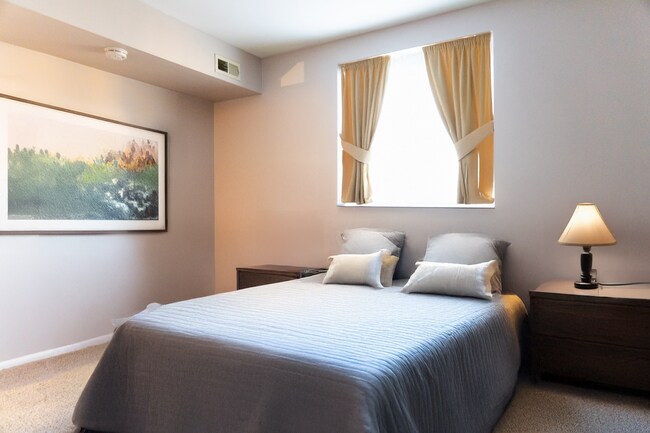 Foto del edificio - Beautifully Updated 2-Bedroom in Grove Par...