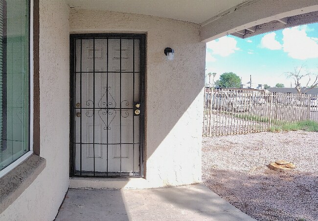 Foto del edificio - 6742 W Palmaire Ave