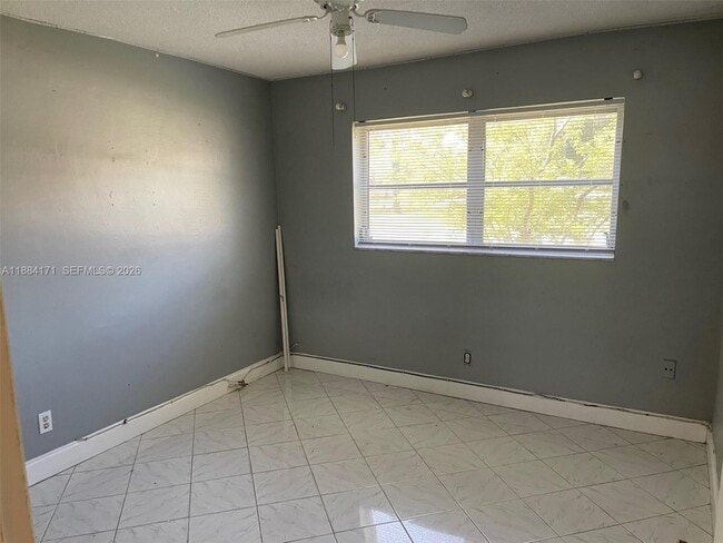 Building Photo - 20201 NE 29th Ct