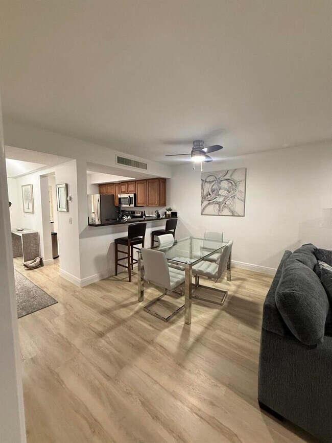Foto del edificio - 464 Brackenwood Ln S