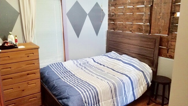 Bedroom (Closet not pictured) - 1239 N Marion Ct