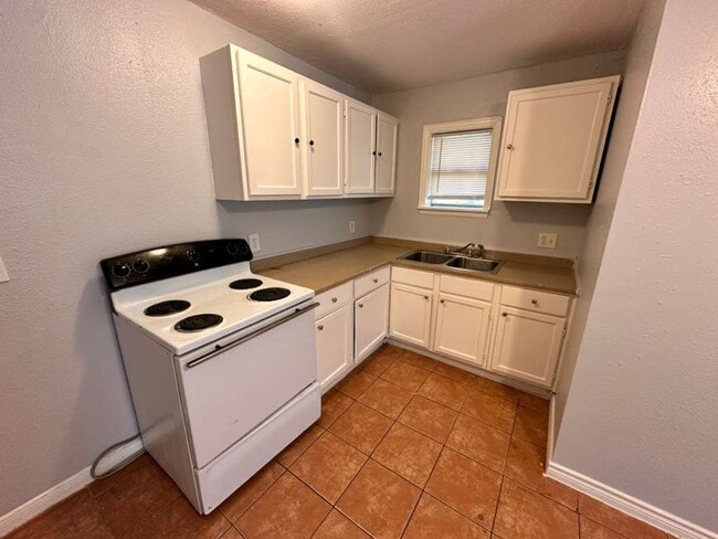 Foto del edificio - 306 Lake Rd