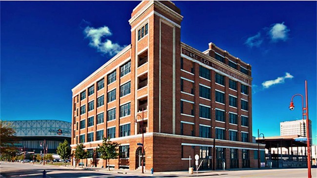 Building Photo - 15 N Chenevert St