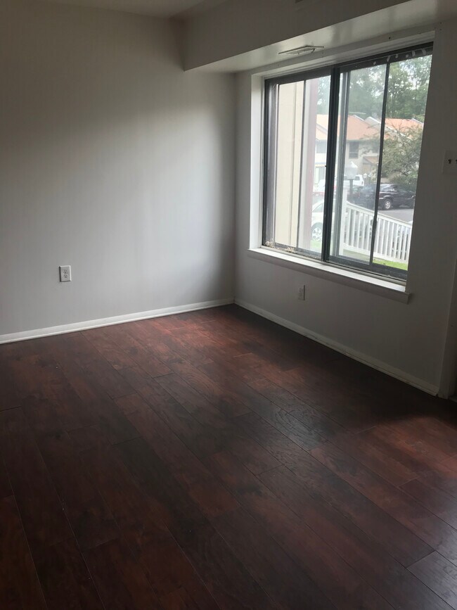 Foto del edificio - 1801 Laurel Rd