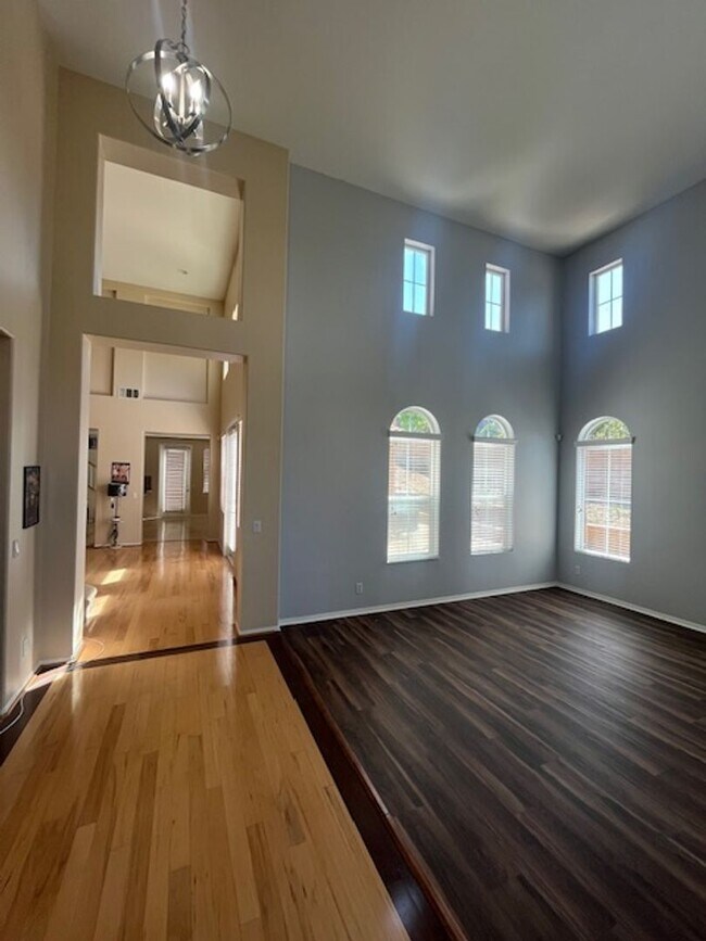 Foto del edificio - Beautiful Estate located in the Highly des...