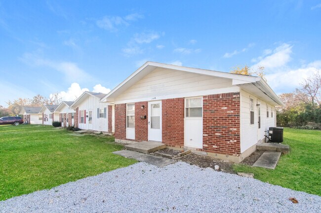 Building Photo - 1446 Golay St