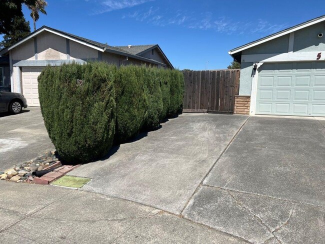 Building Photo - Modern & Updated 3 Bedroom One Story Suisu...
