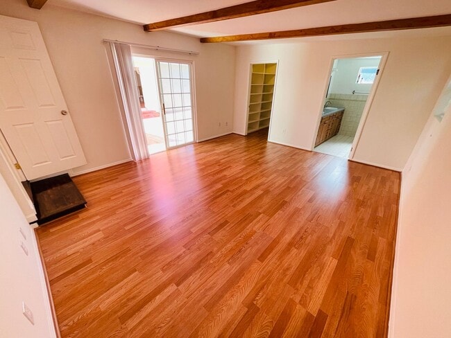 Building Photo - HOUSE w/ YARD in ENCINO