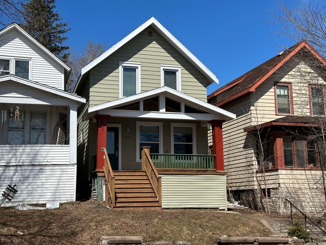 Primary Photo - AVAILABLE JUNE - Beautifully Renovated 4 B...