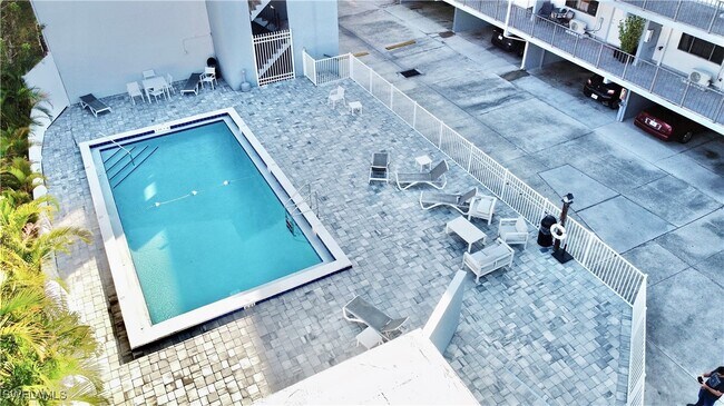 Foto del edificio - 826 Wiggins Pass Rd