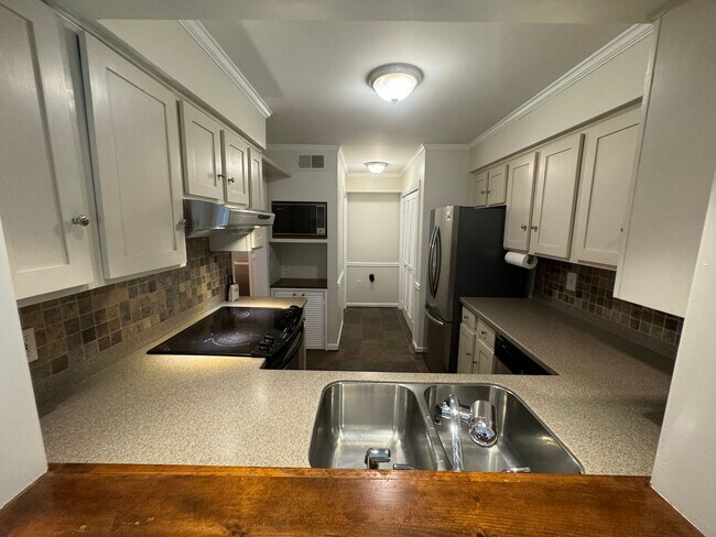 Building Photo - Cross Creek 3 Bedroom Garden Townhome for ...