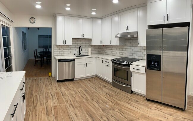Kitchen - 1420 Donohue Dr