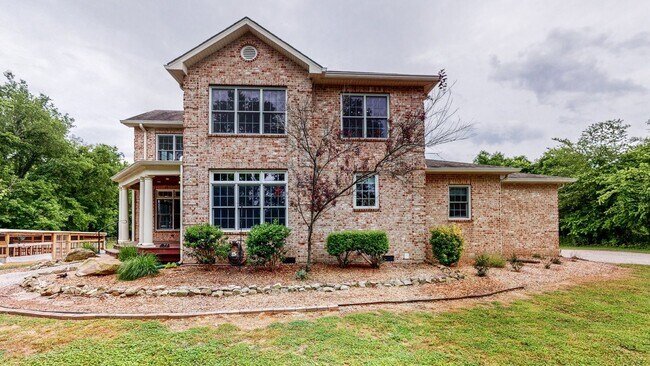 Building Photo - Stunning Lewisburg Home