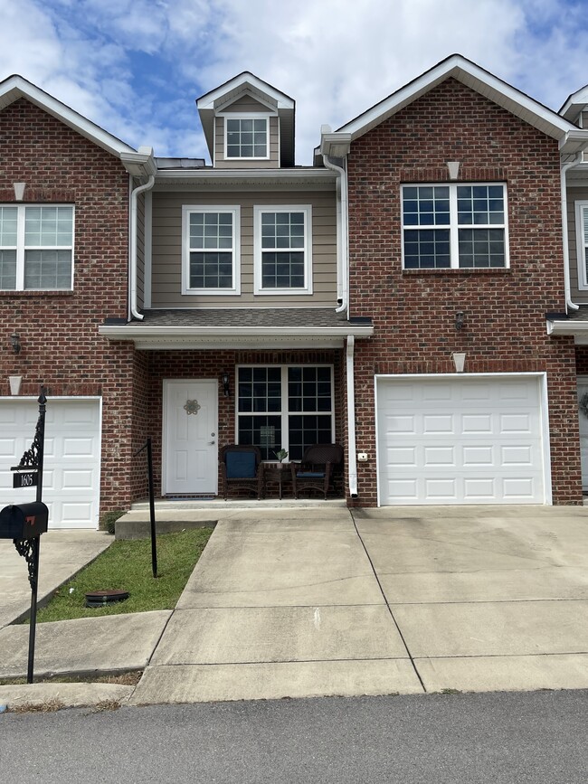 Building Photo - 1605 Villa Cir