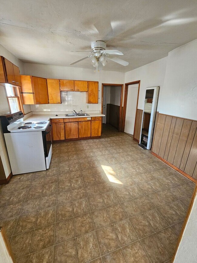Building Photo - 3 Bed 1 Bath Single Family home with Garage