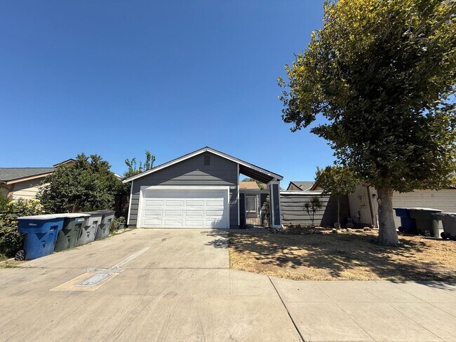 Building Photo - Must see! 2-bedroom, 2-bathroom single-sto...