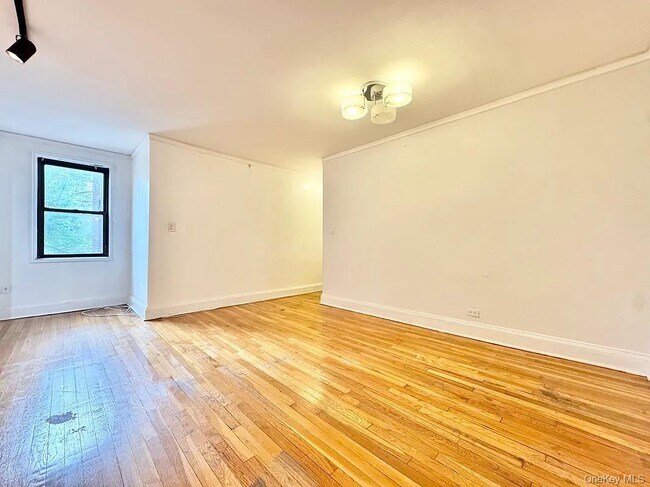 Foto del edificio - 102-17 64th Rd