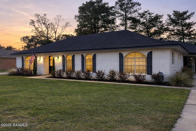 Building Photo - 610 E Demanade Dr