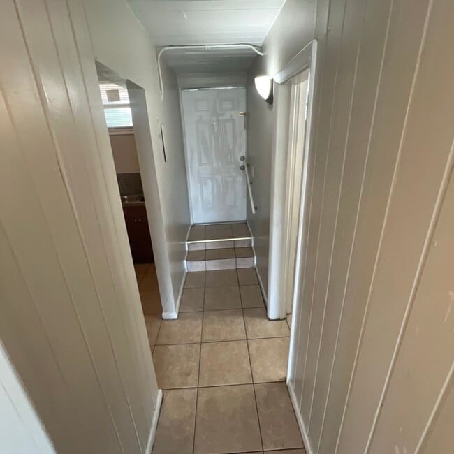 Building Photo - "Second Month of Rent FREE" Charming Studi...