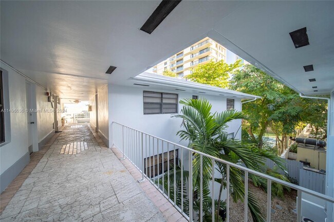 Foto del edificio - 2545 S Bayshore Dr
