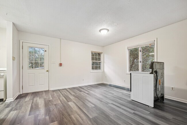 Building Photo - 102C Woodcrest Dr