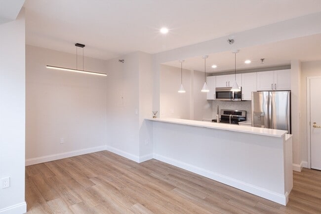 Building Photo - 636 Beacon St