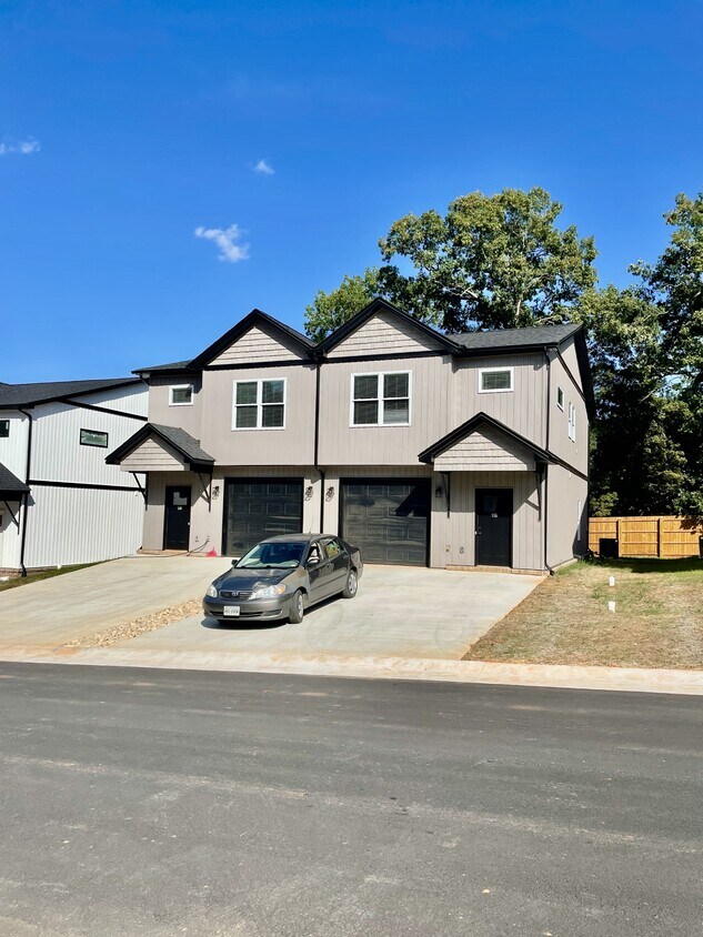 Foto principal - 116 Independence Ln
