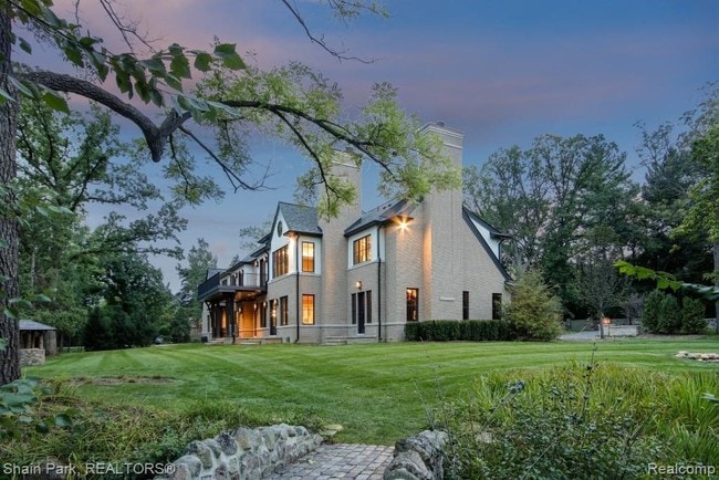 Building Photo - 800 Cranbrook Rd