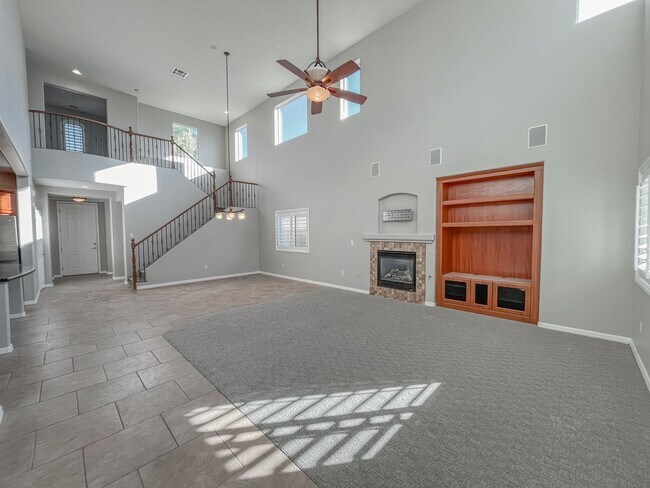 Foto del edificio - BEAUTIFUL TWO STORY HOME WITH A POOL AND S...