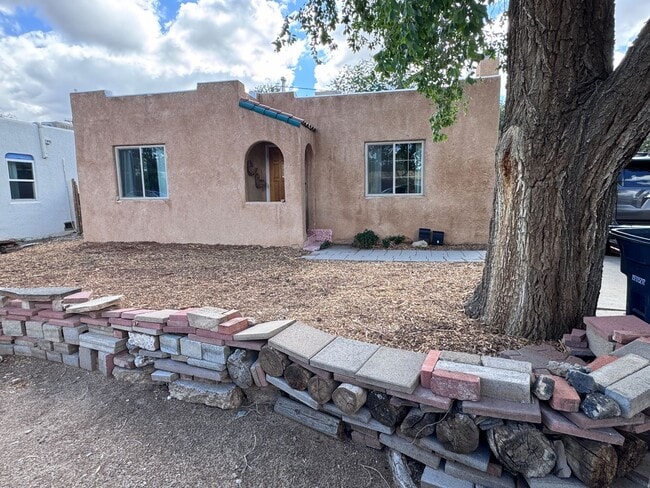 Building Photo - 2 Bedroom, 1 Bathroom Home near Nob Hill/U...