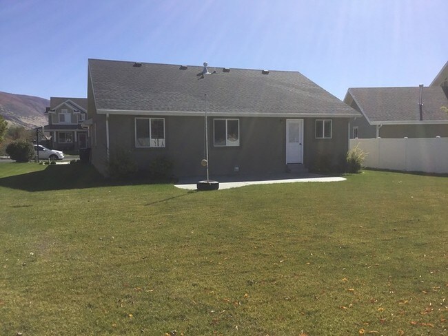 Foto del edificio - 3 bdrm 2 bath 2 car garage.