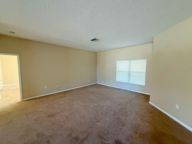 Foto del edificio - Spacious 3-bedroom, 2-bathroom home offering 2,362 square feet of living space with a desirable o...