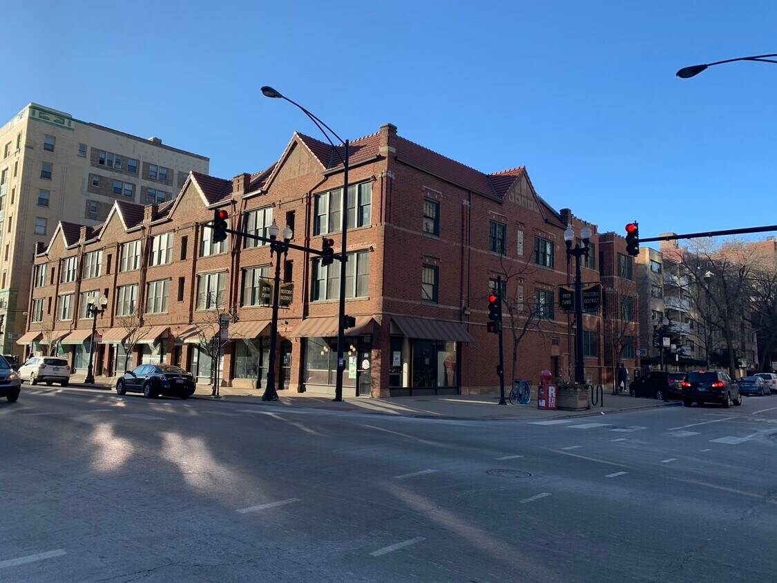 Primary Photo - 1048 W Bryn Mawr Ave