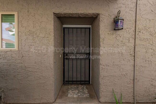 Building Photo - 405 E Linda Ln