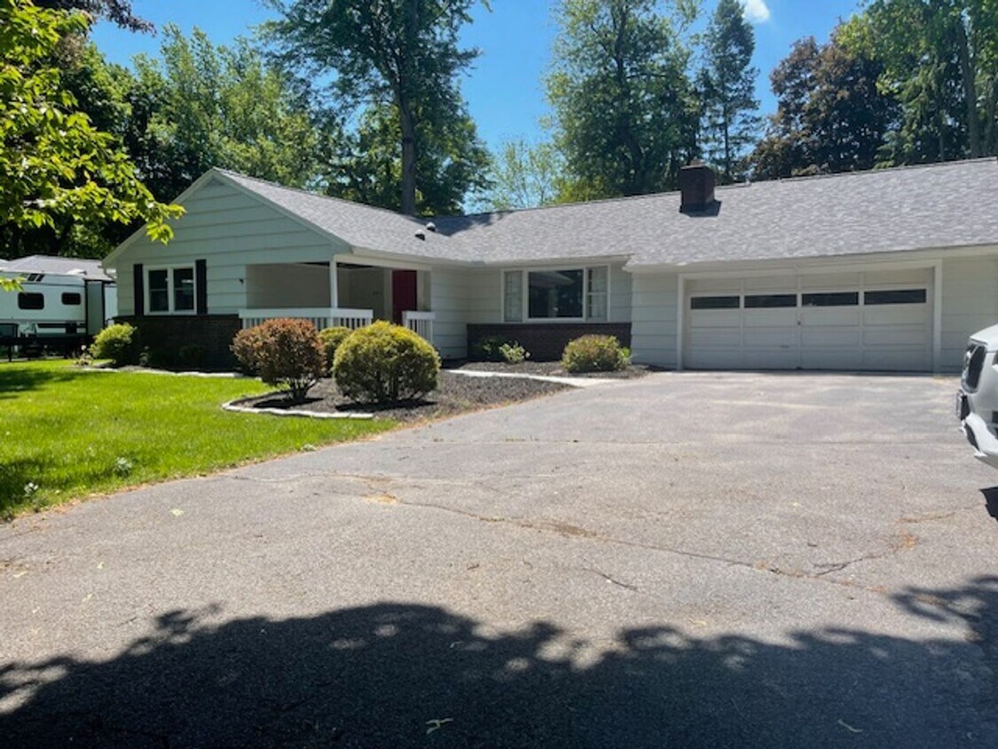 Primary Photo - 3 Bedroom / 1.5 Bath Home - East Rochester...