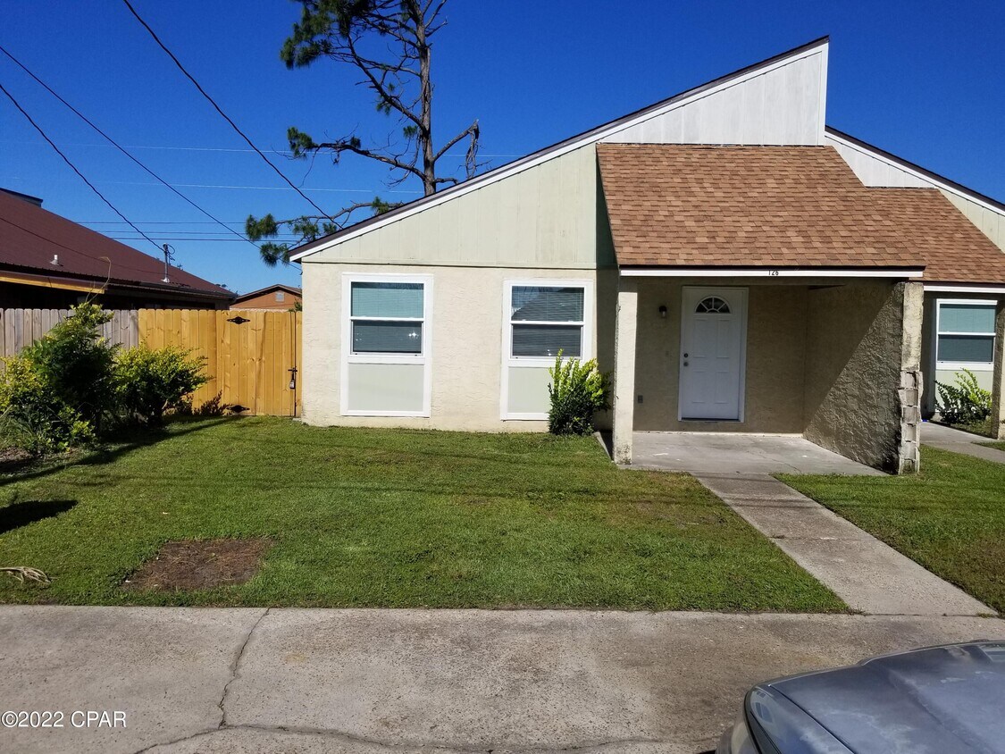 126 Kacy Ln, Panama City, FL 32404 Townhouse for Rent in Panama City