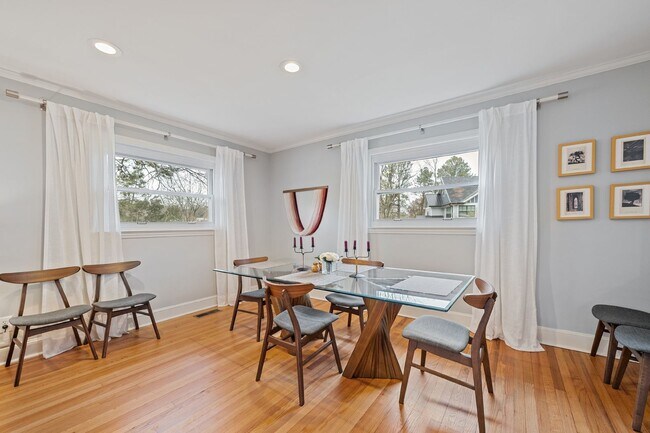Building Photo - Available Early July! - Beautiful Furnished 3 Bed/2 Bath Home Close to Duke and Downtown Durham