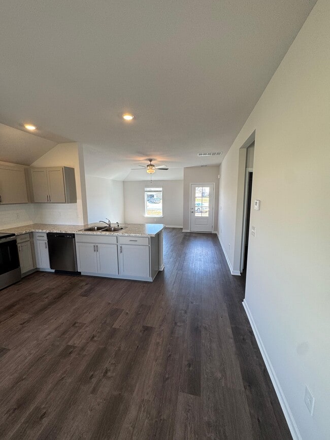 Building Photo - 510 N Pear St