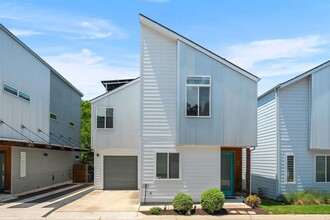 Building Photo - 705 N Bluff Dr