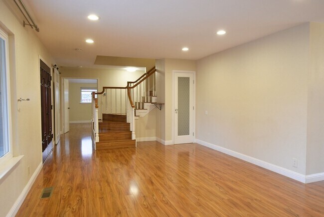 Foto del edificio - Beautifully Updated 5 Bedroom and 3 Bath Home in Desirable Blossom Valley Neighborhood!