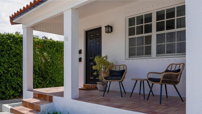 Puerta principal - 2945 SW 25th St