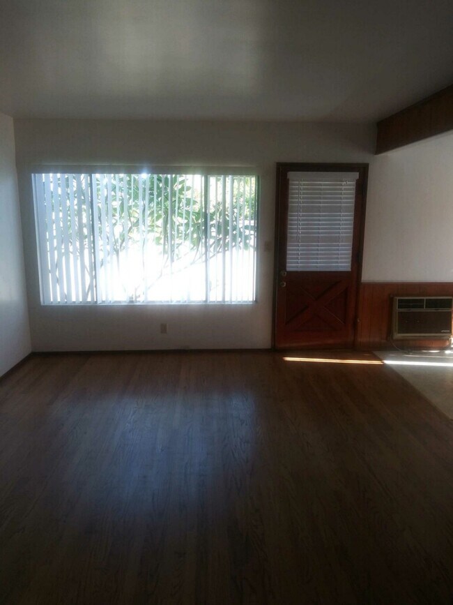 Living room - 2126 Orange Grove Ave
