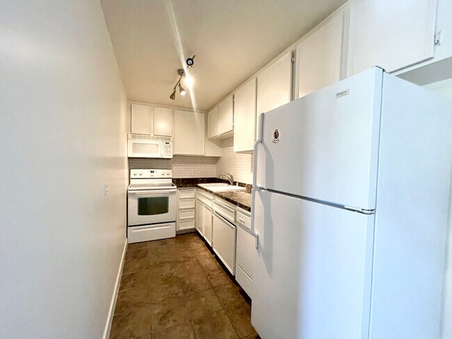 Foto del edificio - AVAILABLE NOW! 1 Bedroom 1 Bathroom Upstai...
