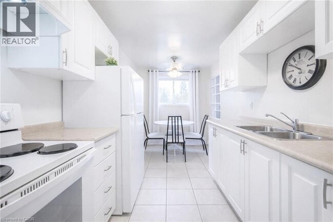 Building Photo - 527 Parkside Dr