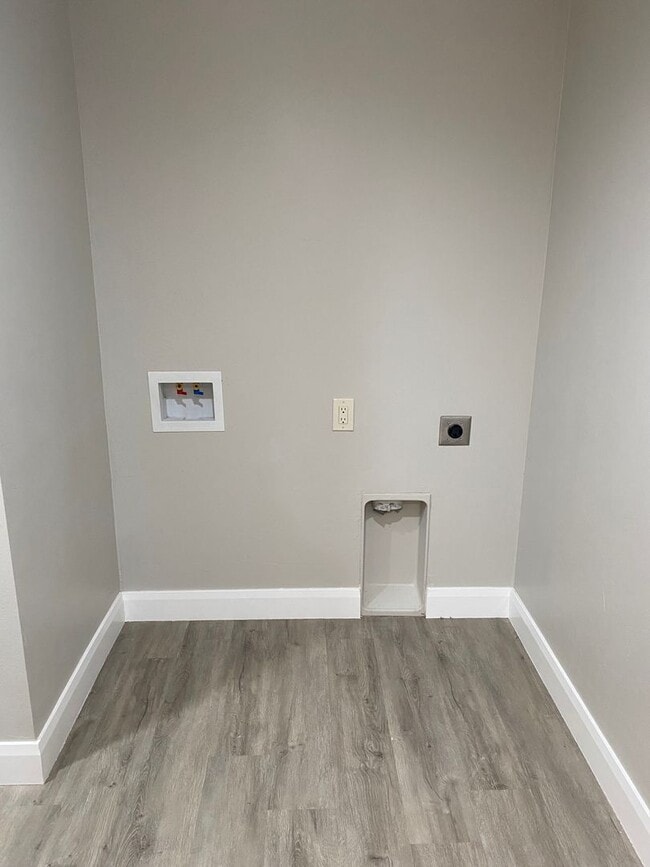 Building Photo - WONDERFUL 1 BEDROOM BASEMENT APARTMENT!!