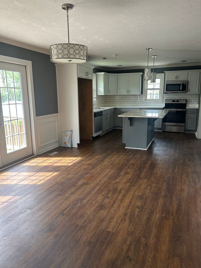 Building Photo - Lovely 3 Bedroom home