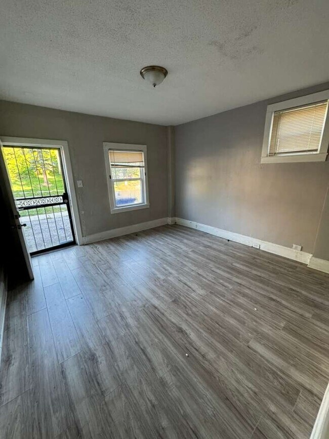 Foto del edificio - 3362 E 145th St