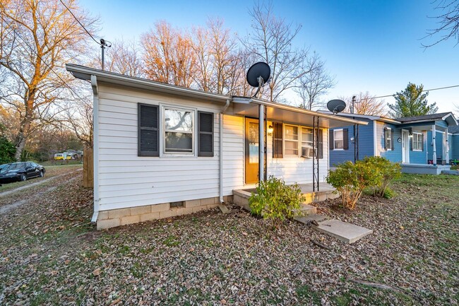 Building Photo - Adorable Home Close to Everything