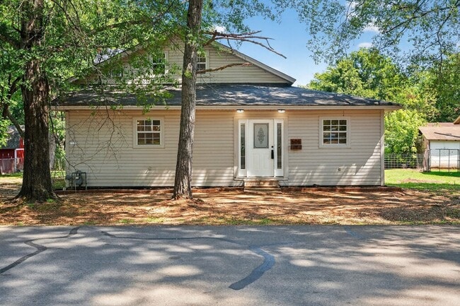 Building Photo - 606 N Miller St