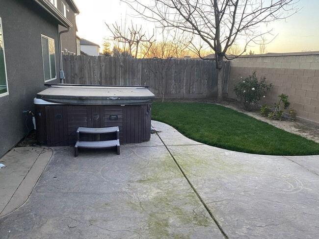 Building Photo - Move into Northwest Hanford and relax in your spa!